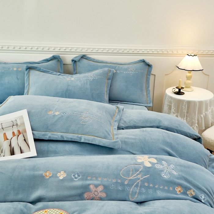 91家纺网 家纺一手货源 找家纺 玖琳家纺 2025新款商场定制款高克重刺绣牛奶绒四件套-幸运草 湛蓝
