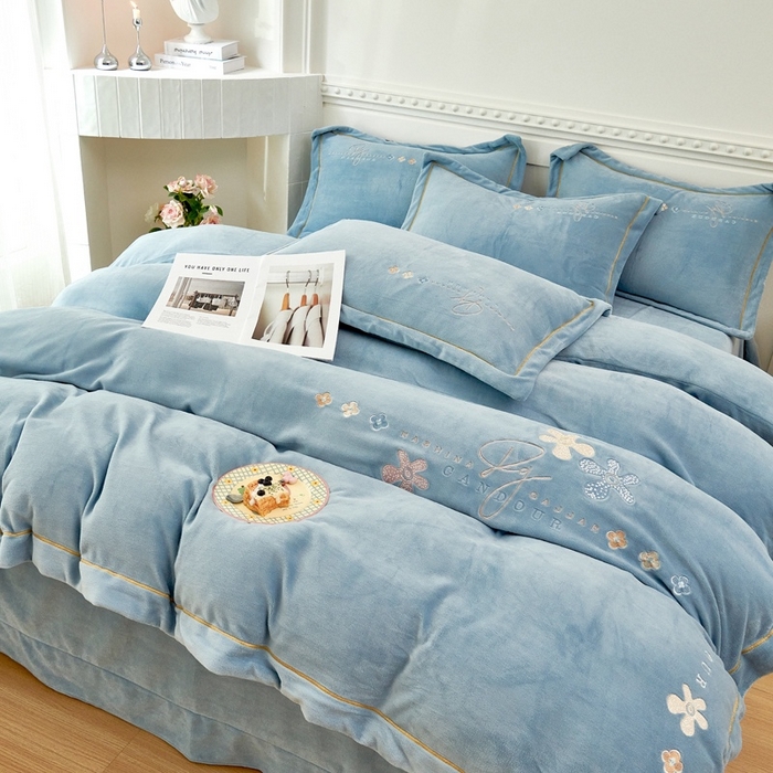 91家纺网 家纺一手货源 找家纺 玖琳家纺 2025新款商场定制款高克重刺绣牛奶绒四件套-幸运草 湛蓝