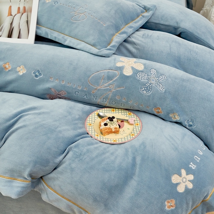 91家纺网 家纺一手货源 找家纺 玖琳家纺 2025新款商场定制款高克重刺绣牛奶绒四件套-幸运草 湛蓝