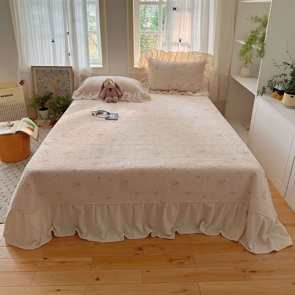 91家纺网 家纺一手货源 找家纺 红嘴企鹅 2025新款花边加厚牛奶绒单品床盖单件床盖三件套 可爱比熊