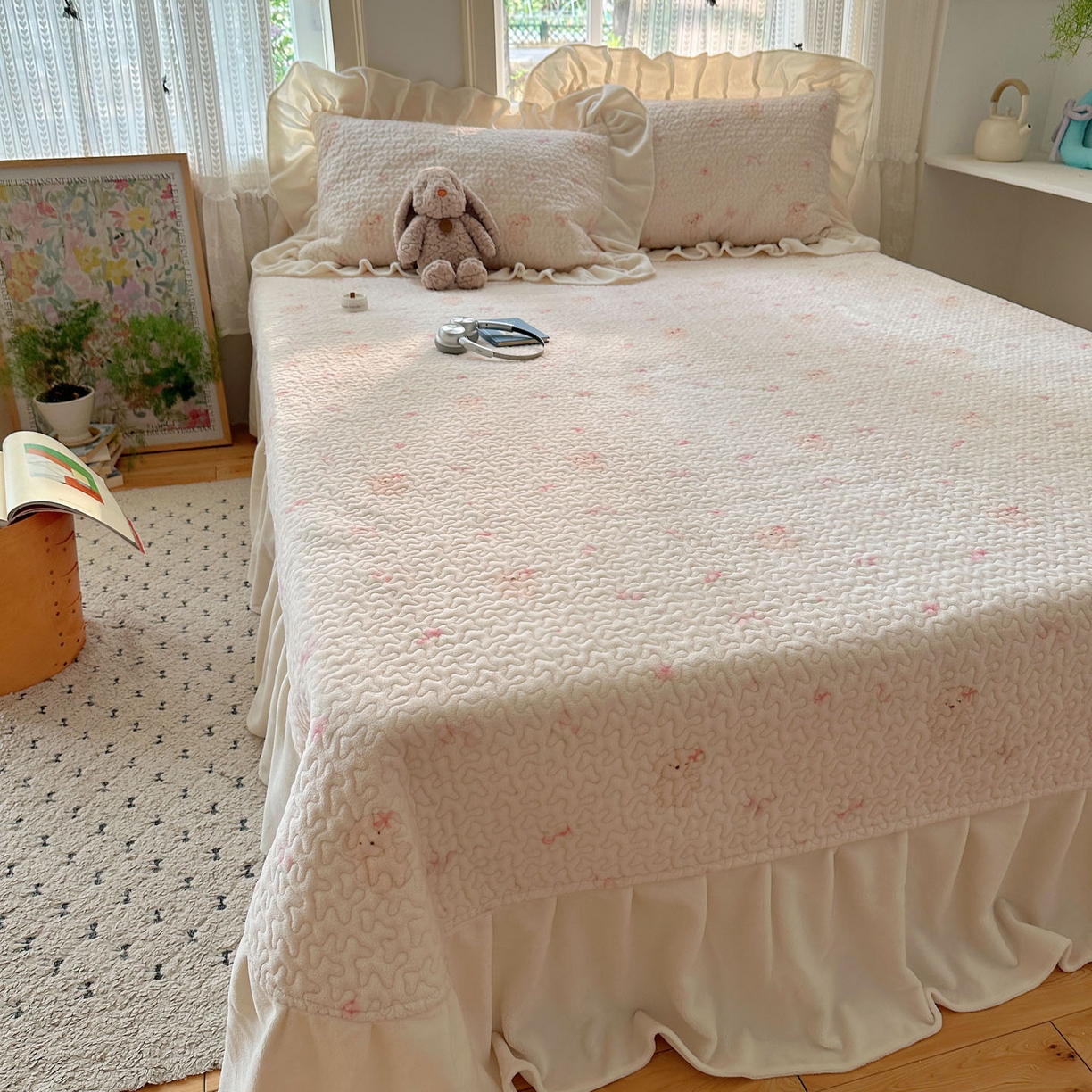 91家纺网 家纺一手货源 找家纺 红嘴企鹅 2025新款花边加厚牛奶绒单品床盖单件床盖三件套 可爱比熊