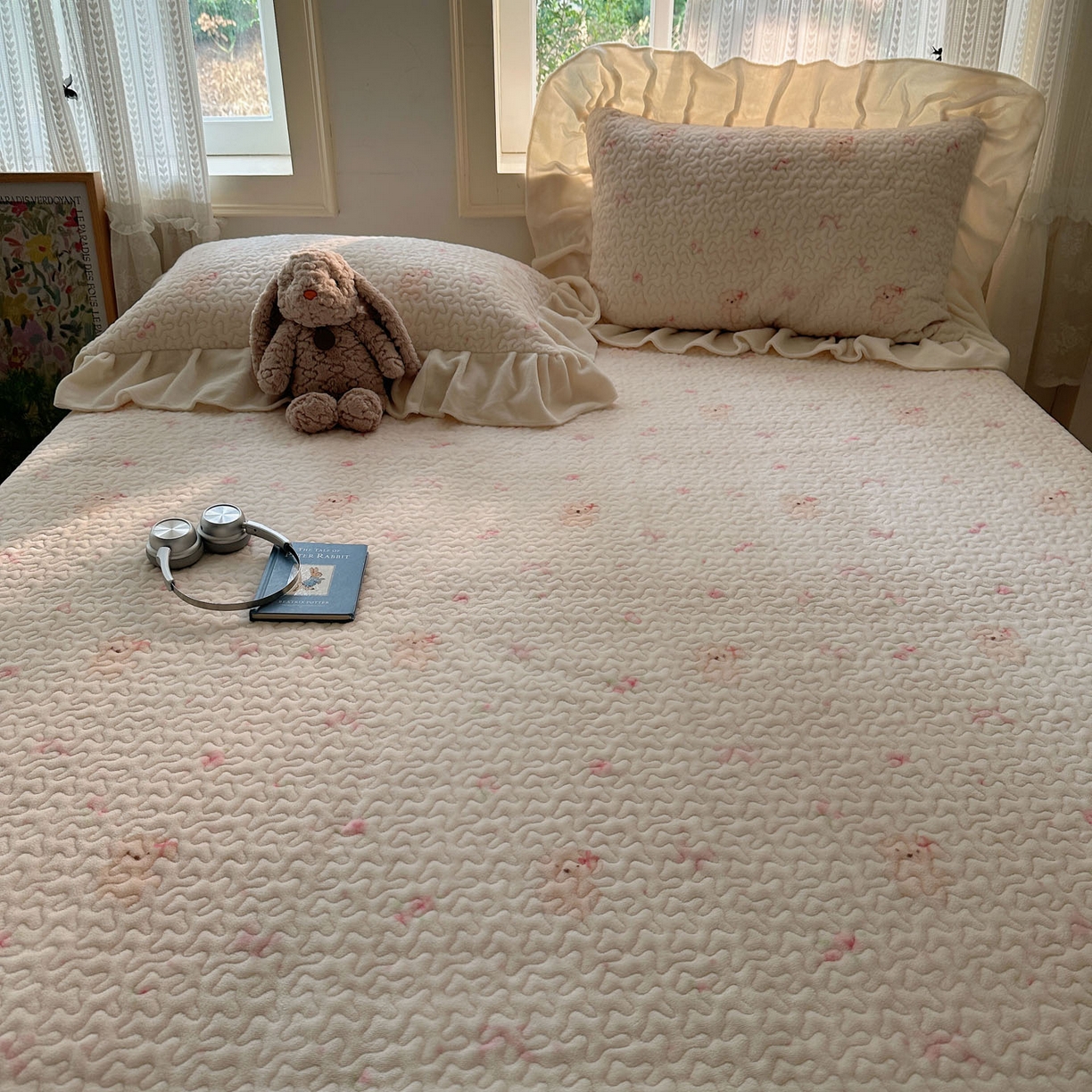 91家纺网 家纺一手货源 找家纺 红嘴企鹅 2025新款花边加厚牛奶绒单品床盖单件床盖三件套 可爱比熊