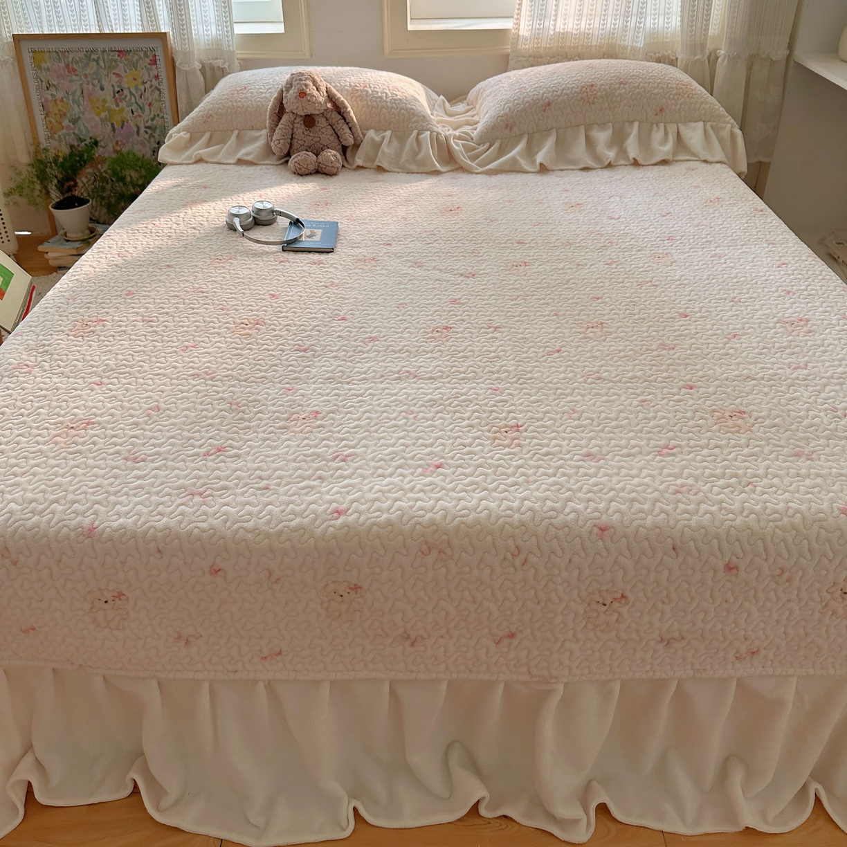 91家纺网 家纺一手货源 找家纺 红嘴企鹅 2025新款花边加厚牛奶绒单品床盖单件床盖三件套 可爱比熊