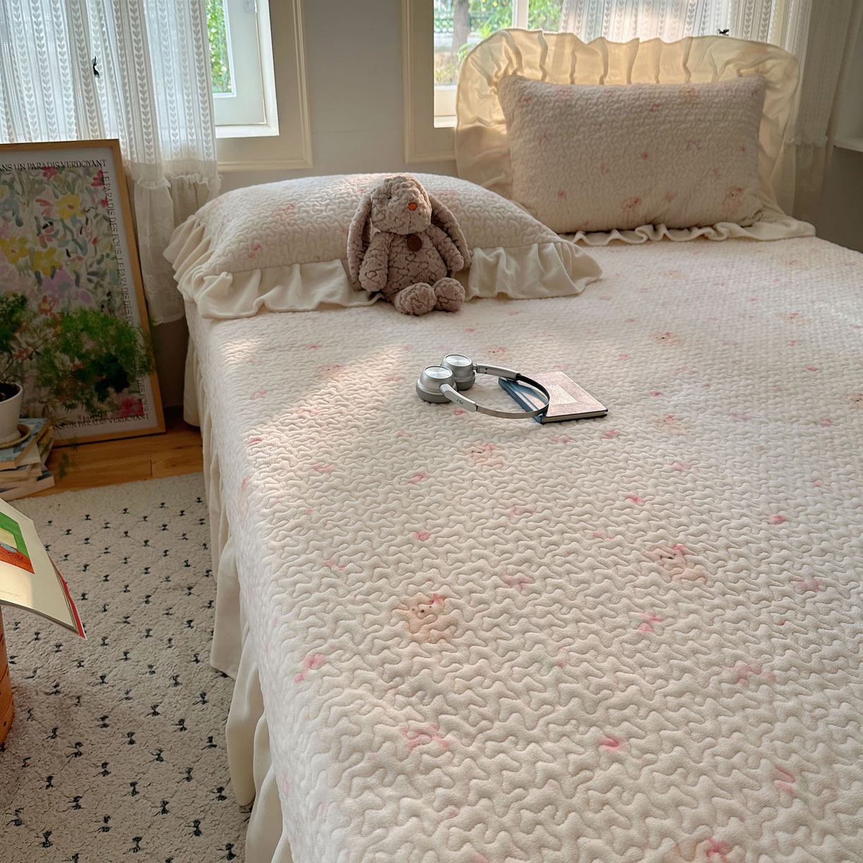 91家纺网 家纺一手货源 找家纺 红嘴企鹅 2025新款花边加厚牛奶绒单品床盖单件床盖三件套 可爱比熊