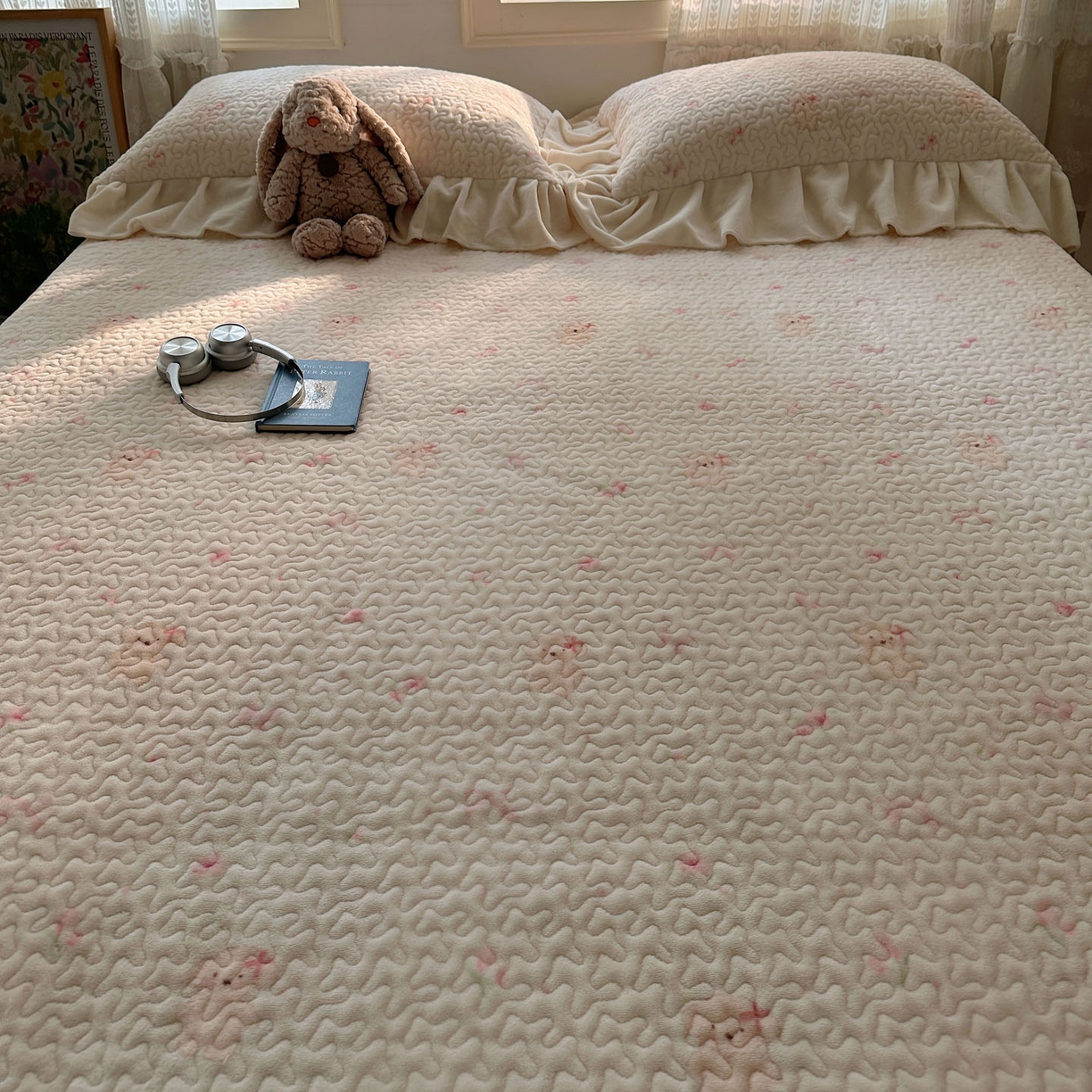 91家纺网 家纺一手货源 找家纺 红嘴企鹅 2025新款花边加厚牛奶绒单品床盖单件床盖三件套 可爱比熊