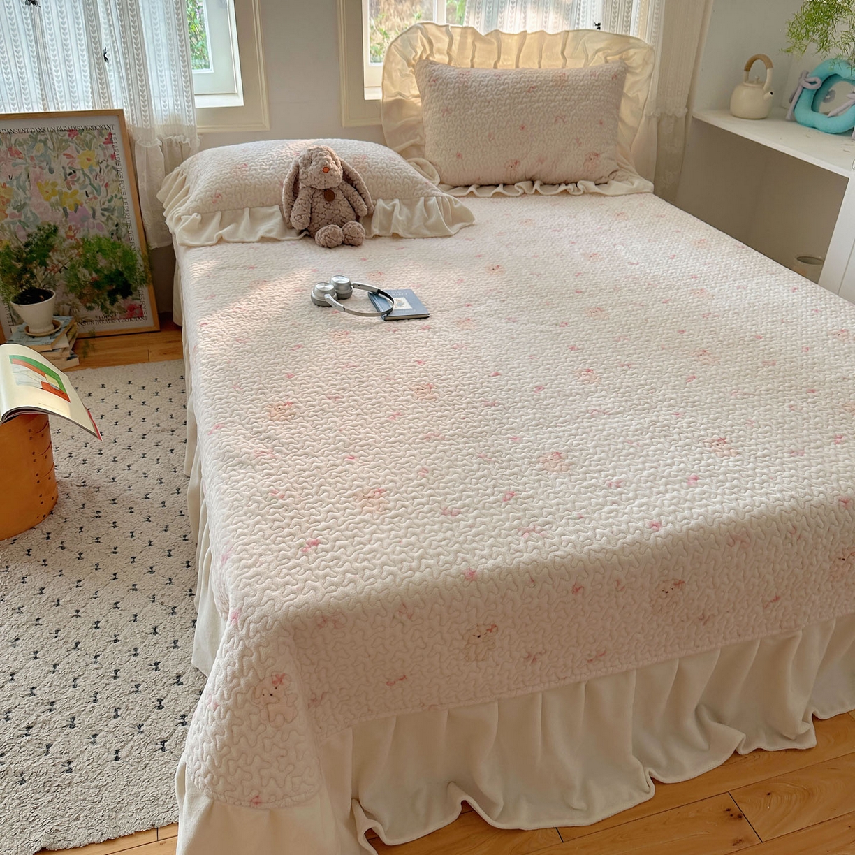 91家纺网 家纺一手货源 找家纺 红嘴企鹅 2025新款花边加厚牛奶绒单品床盖单件床盖三件套 可爱比熊