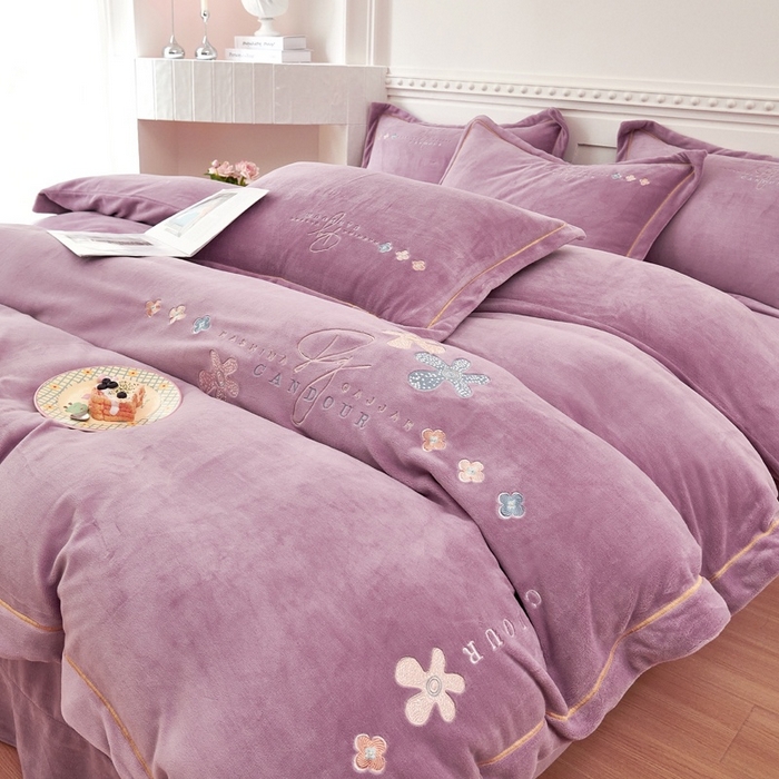 91家纺网 家纺一手货源 找家纺 玖琳家纺 2025新款商场定制款高克重刺绣牛奶绒四件套-幸运草 紫色