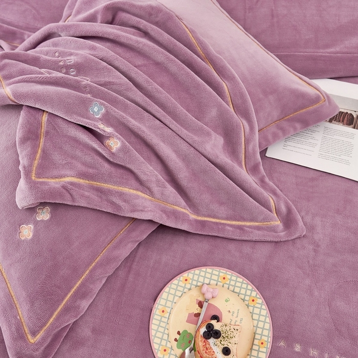 91家纺网 家纺一手货源 找家纺 玖琳家纺 2025新款商场定制款高克重刺绣牛奶绒四件套-幸运草 紫色