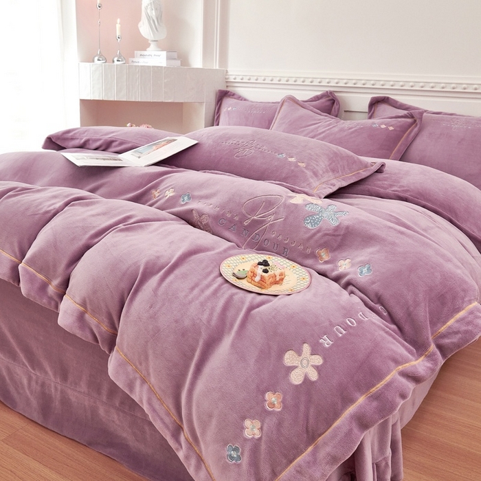 91家纺网 家纺一手货源 找家纺 玖琳家纺 2025新款商场定制款高克重刺绣牛奶绒四件套-幸运草 紫色