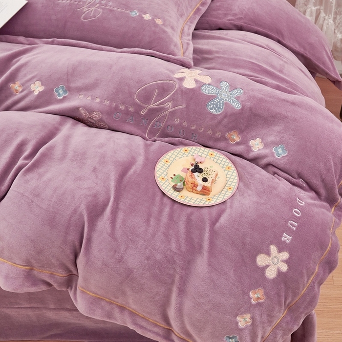 91家纺网 家纺一手货源 找家纺 玖琳家纺 2025新款商场定制款高克重刺绣牛奶绒四件套-幸运草 紫色