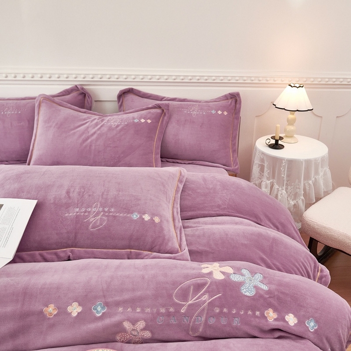91家纺网 家纺一手货源 找家纺 玖琳家纺 2025新款商场定制款高克重刺绣牛奶绒四件套-幸运草 紫色