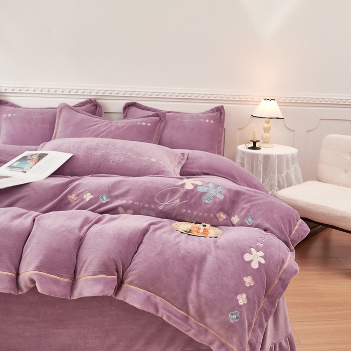 91家纺网 家纺一手货源 找家纺 玖琳家纺 2025新款商场定制款高克重刺绣牛奶绒四件套-幸运草 紫色