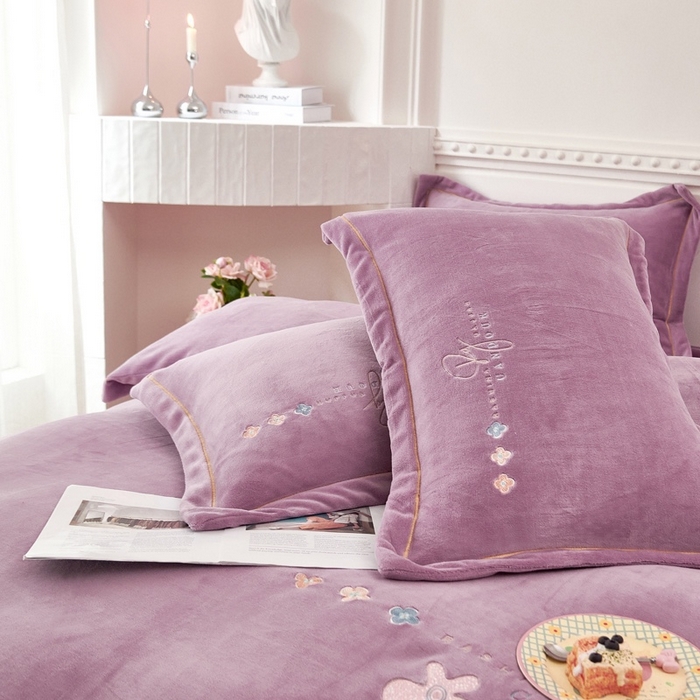 91家纺网 家纺一手货源 找家纺 玖琳家纺 2025新款商场定制款高克重刺绣牛奶绒四件套-幸运草 紫色