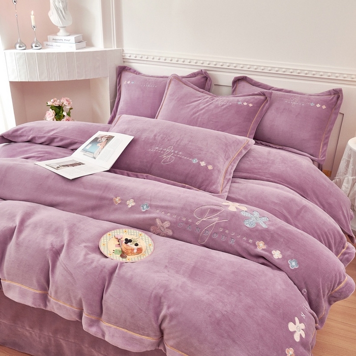 91家纺网 家纺一手货源 找家纺 玖琳家纺 2025新款商场定制款高克重刺绣牛奶绒四件套-幸运草 紫色