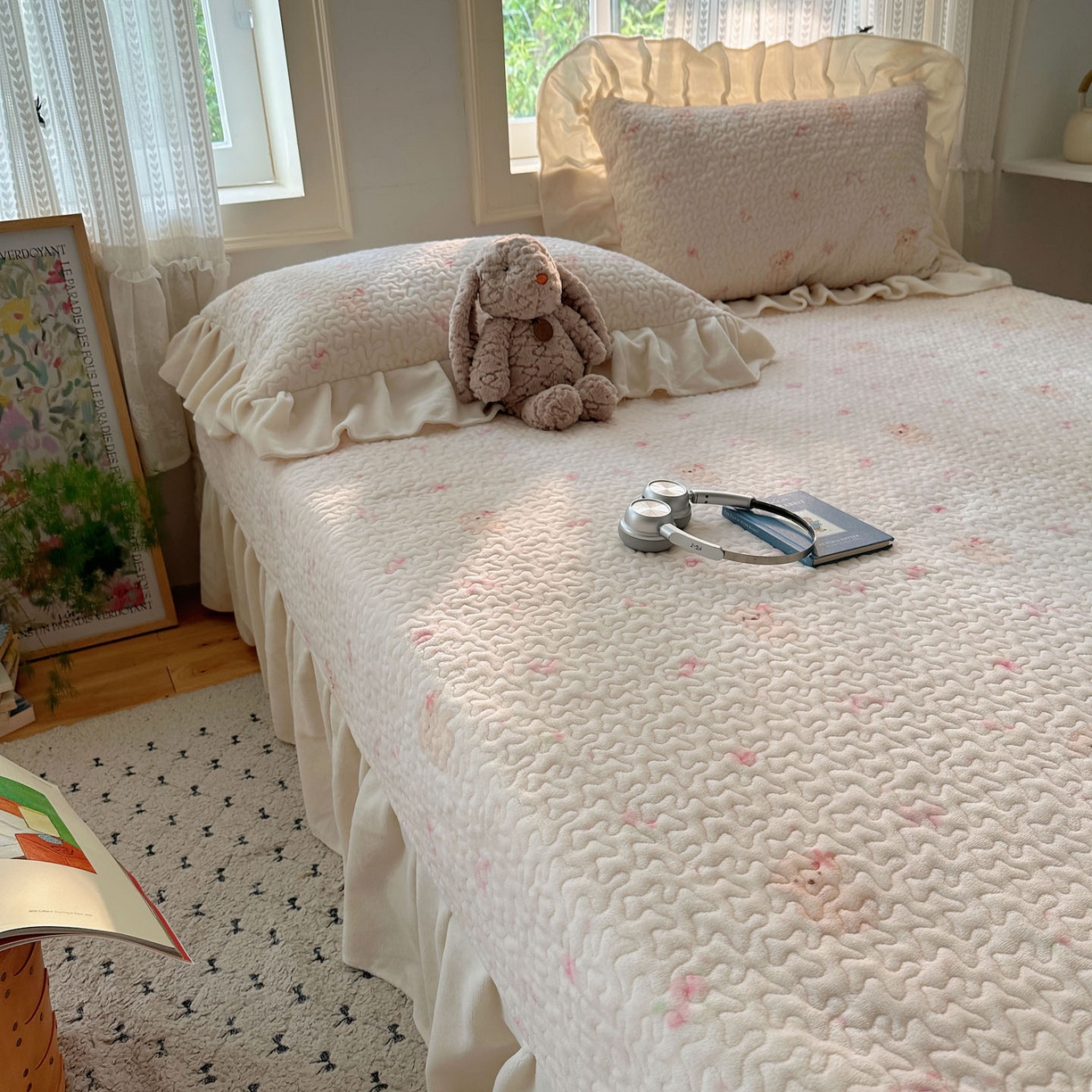 91家纺网 家纺一手货源 找家纺 红嘴企鹅 2025新款花边加厚牛奶绒单品床盖单件床盖三件套 可爱比熊