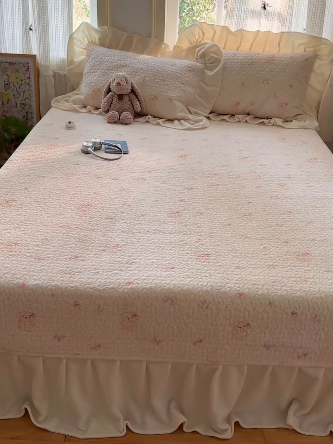 91家纺网 家纺一手货源 找家纺 红嘴企鹅 2025新款花边加厚牛奶绒单品床盖单件床盖三件套 可爱比熊