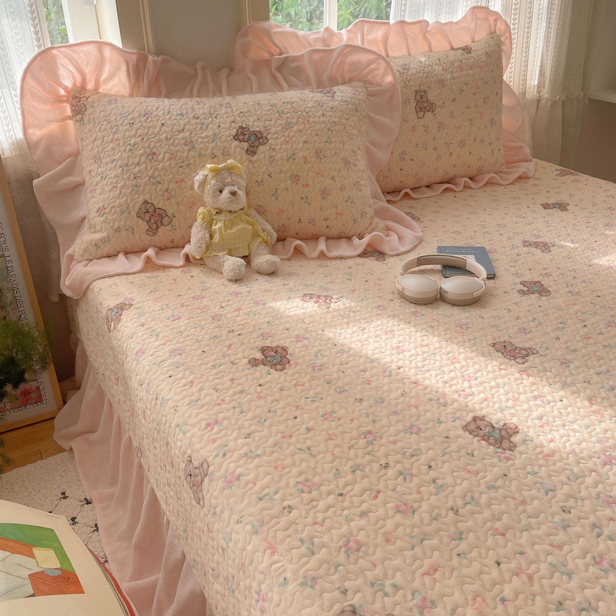 91家纺网 家纺一手货源 找家纺 红嘴企鹅 2025新款花边加厚牛奶绒单品床盖单件床盖三件套 萌萌熊