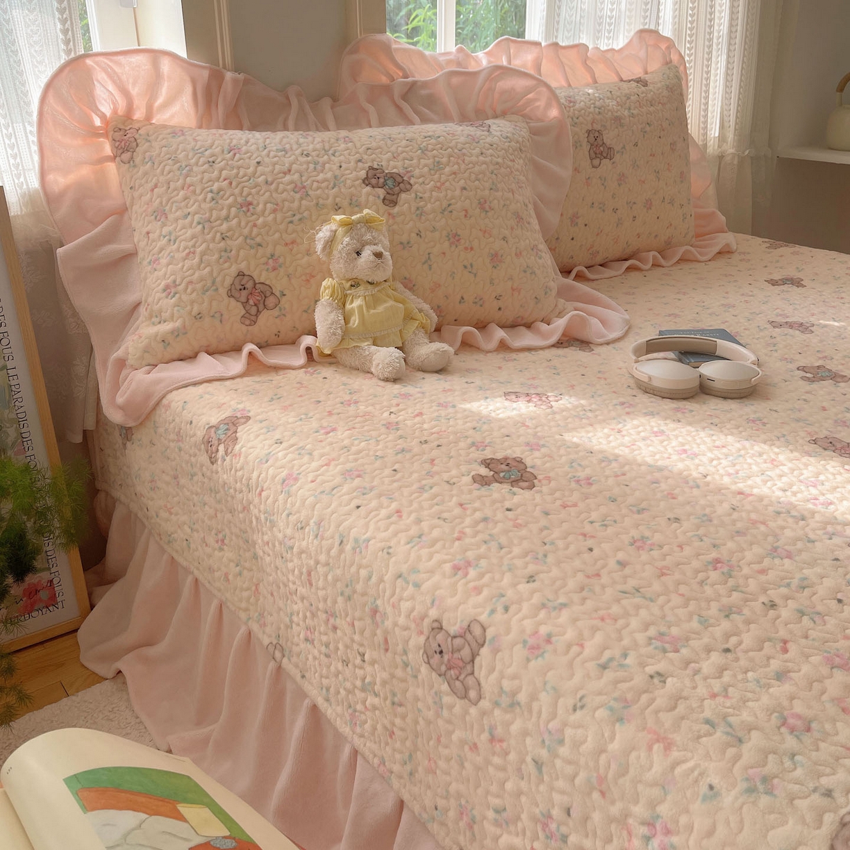 91家纺网 家纺一手货源 找家纺 红嘴企鹅 2025新款花边加厚牛奶绒单品床盖单件床盖三件套 萌萌熊