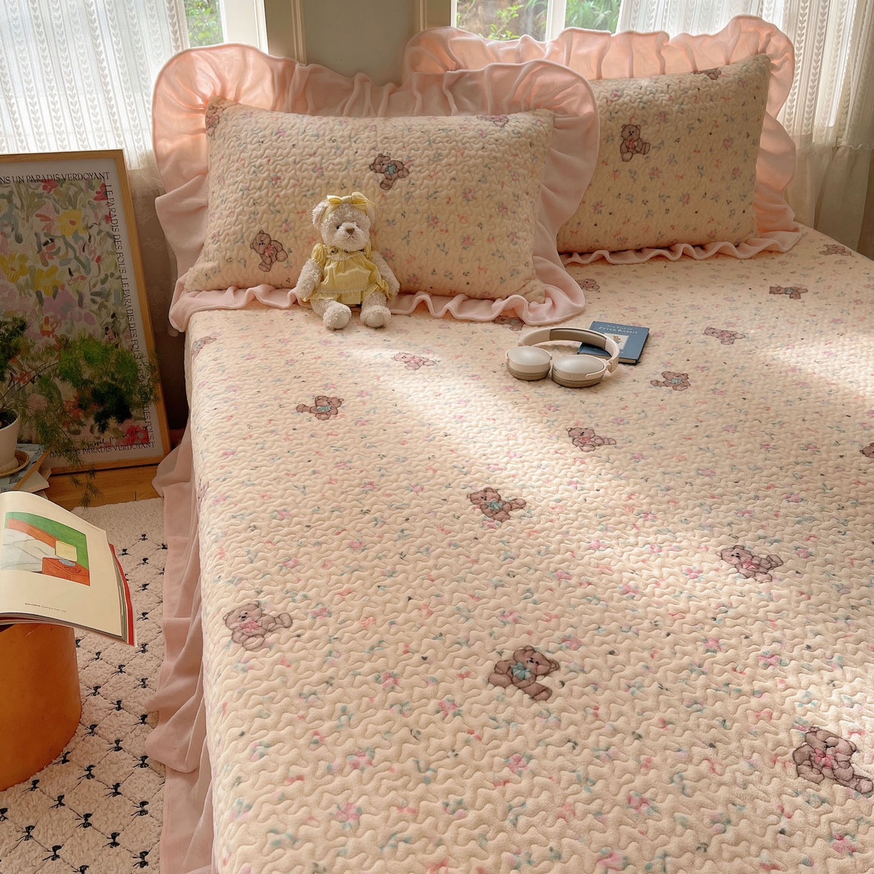 91家纺网 家纺一手货源 找家纺 红嘴企鹅 2025新款花边加厚牛奶绒单品床盖单件床盖三件套 萌萌熊