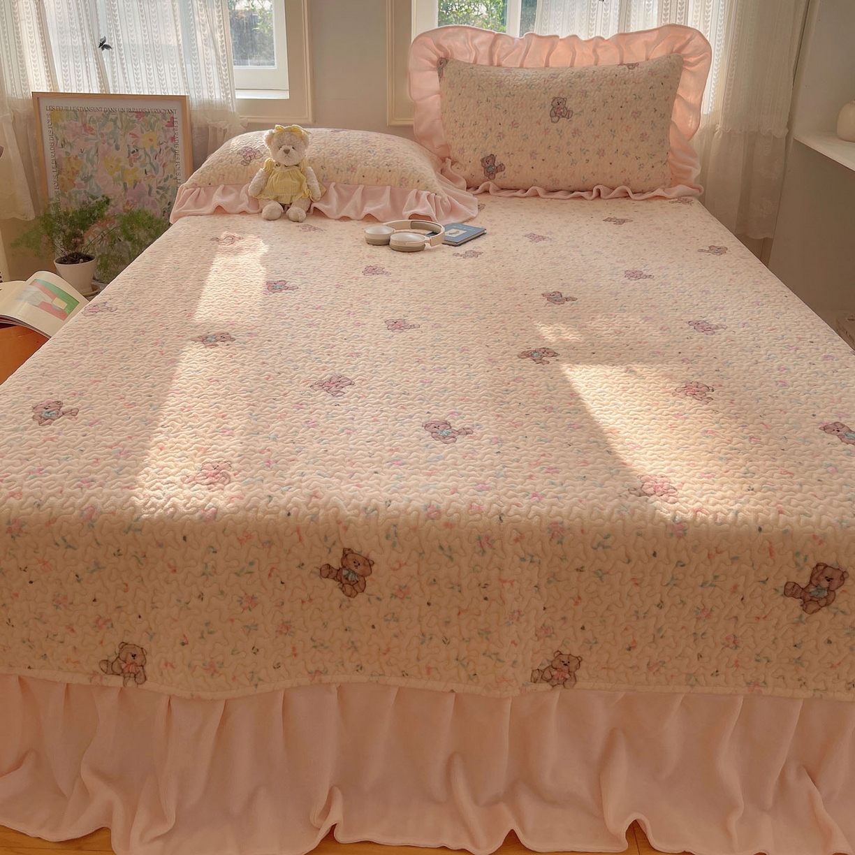 91家纺网 家纺一手货源 找家纺 红嘴企鹅 2025新款花边加厚牛奶绒单品床盖单件床盖三件套 萌萌熊