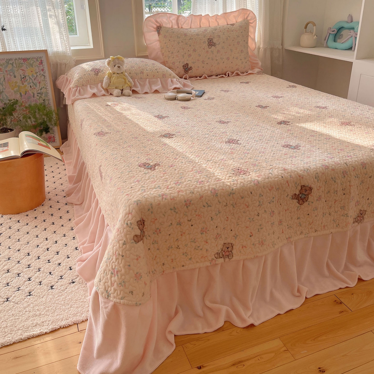 91家纺网 家纺一手货源 找家纺 红嘴企鹅 2025新款花边加厚牛奶绒单品床盖单件床盖三件套 萌萌熊