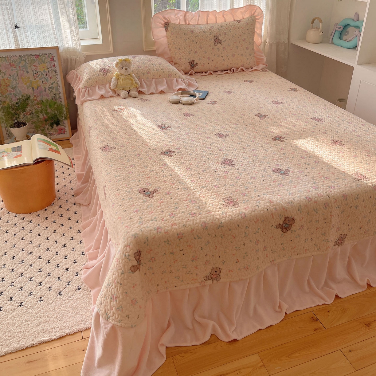 91家纺网 家纺一手货源 找家纺 红嘴企鹅 2025新款花边加厚牛奶绒单品床盖单件床盖三件套 萌萌熊