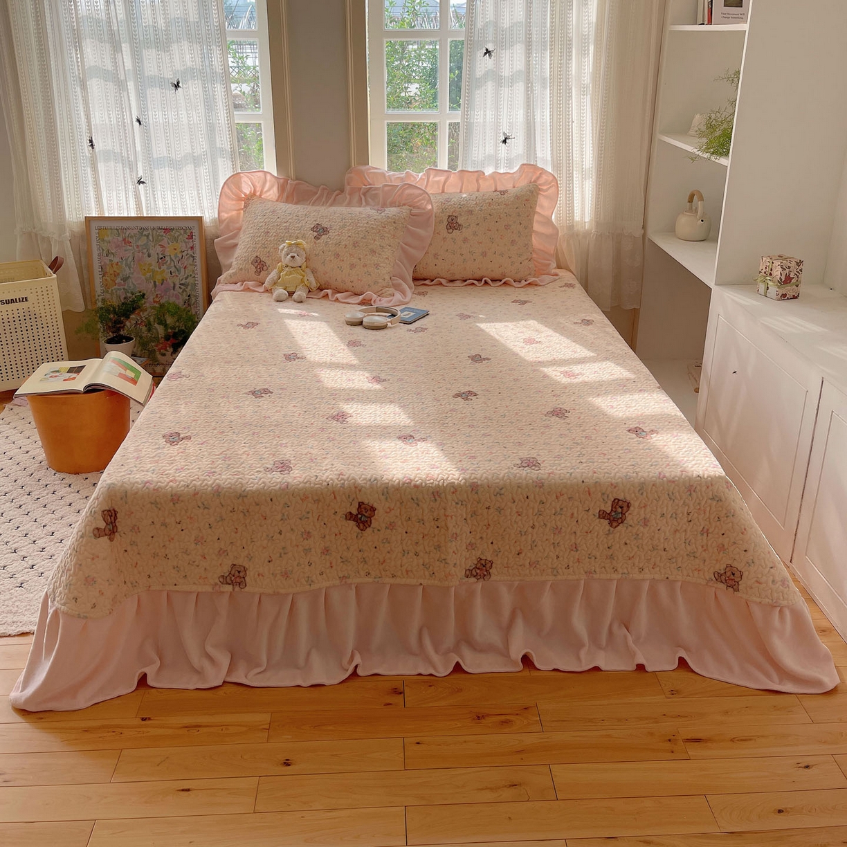 91家纺网 家纺一手货源 找家纺 红嘴企鹅 2025新款花边加厚牛奶绒单品床盖单件床盖三件套 萌萌熊