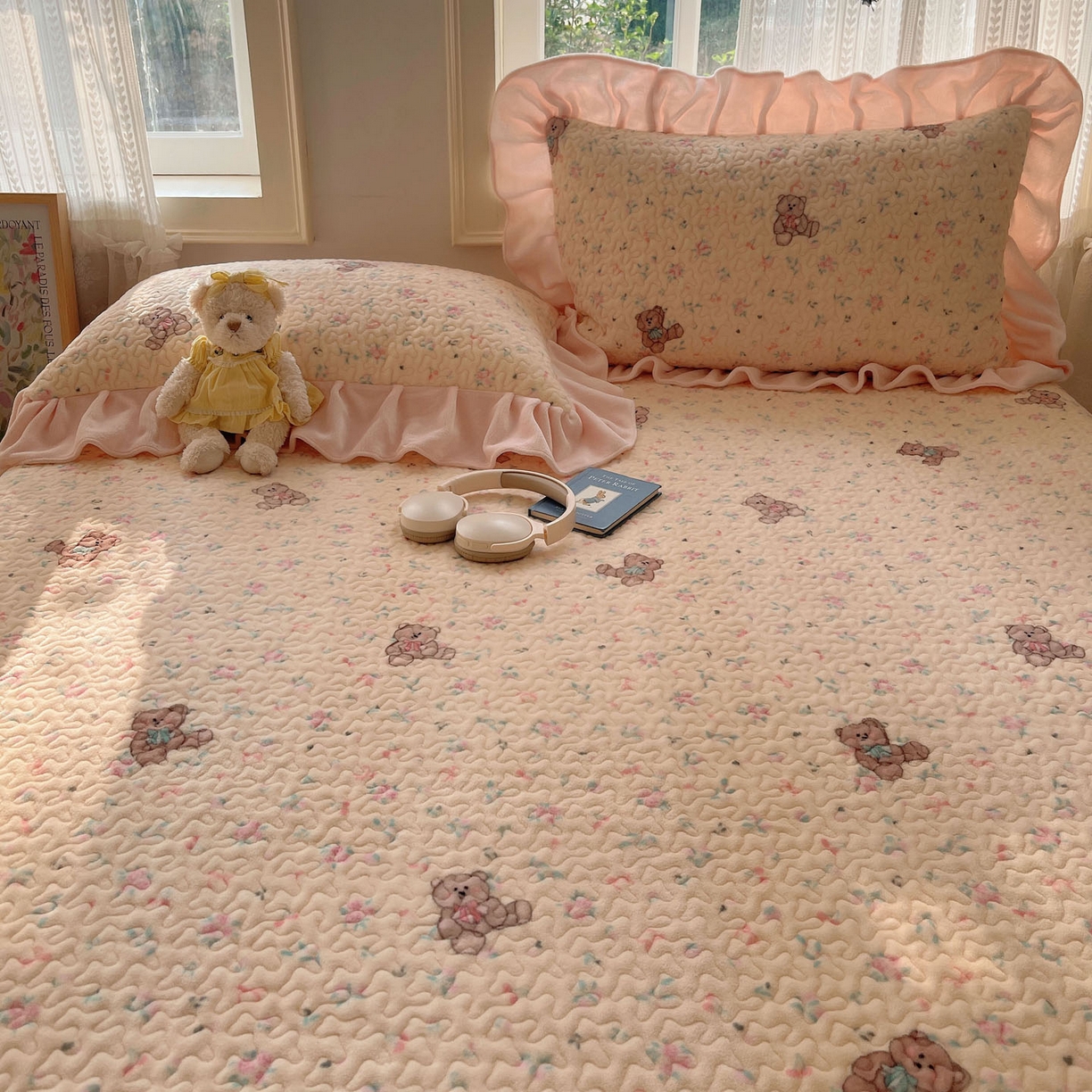 91家纺网 家纺一手货源 找家纺 红嘴企鹅 2025新款花边加厚牛奶绒单品床盖单件床盖三件套 萌萌熊