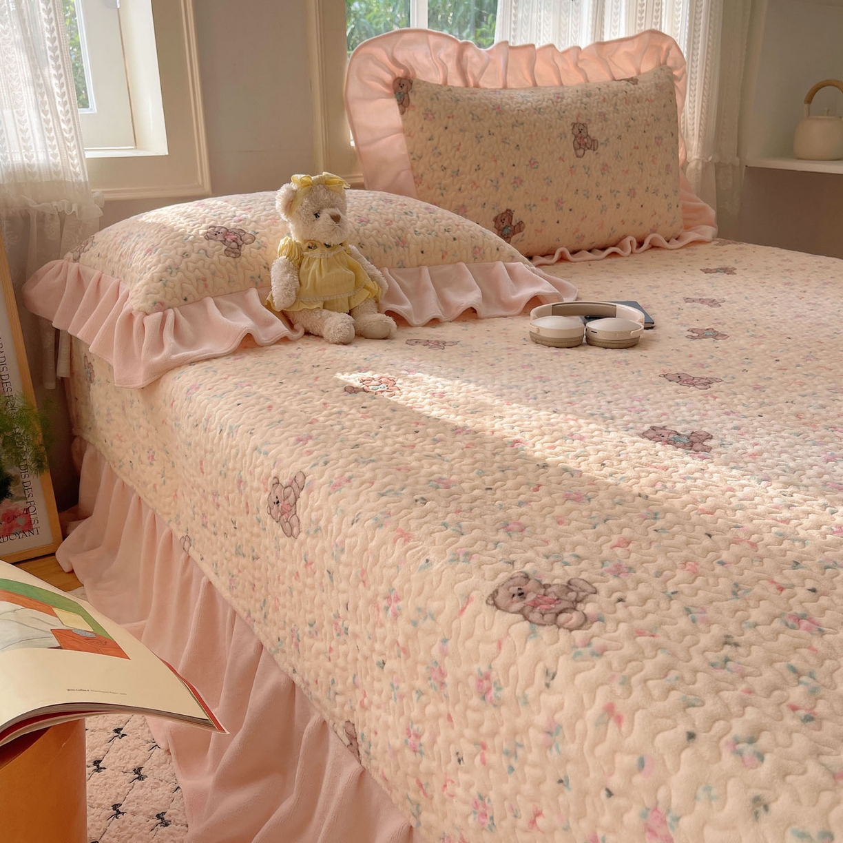 91家纺网 家纺一手货源 找家纺 红嘴企鹅 2025新款花边加厚牛奶绒单品床盖单件床盖三件套 萌萌熊