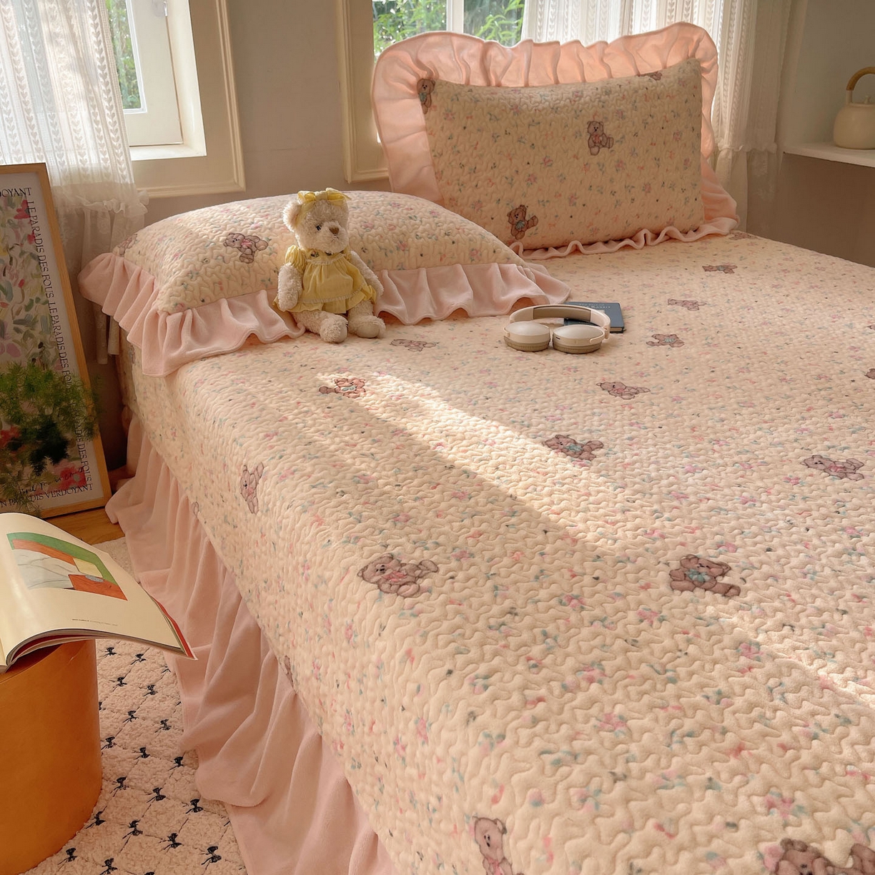 91家纺网 家纺一手货源 找家纺 红嘴企鹅 2025新款花边加厚牛奶绒单品床盖单件床盖三件套 萌萌熊