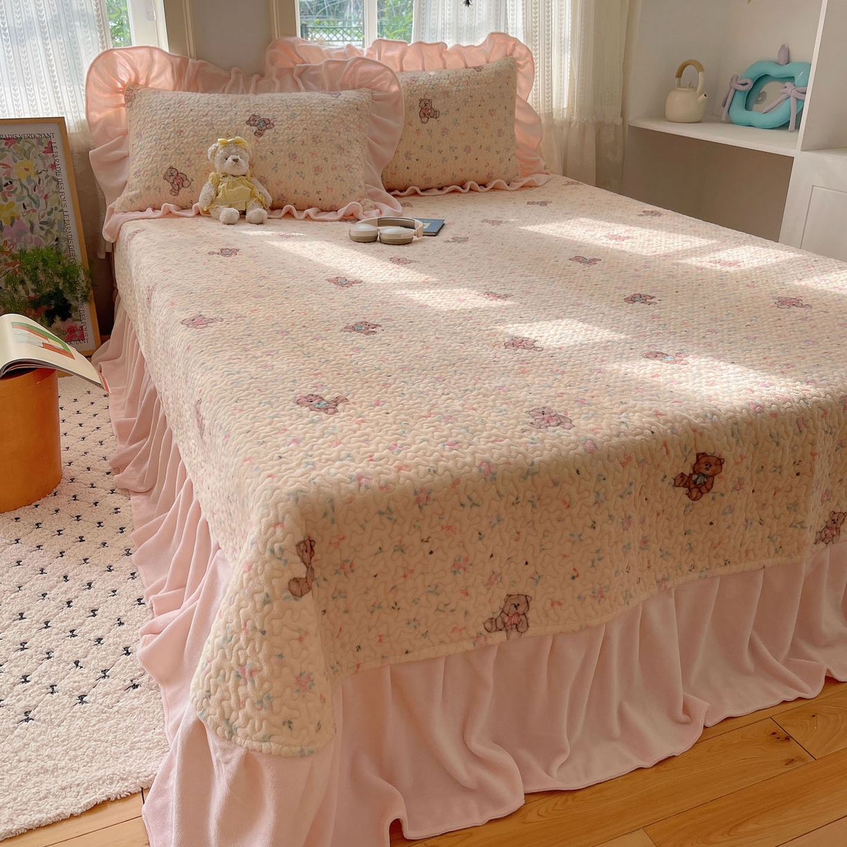 91家纺网 家纺一手货源 找家纺 红嘴企鹅 2025新款花边加厚牛奶绒单品床盖单件床盖三件套 萌萌熊