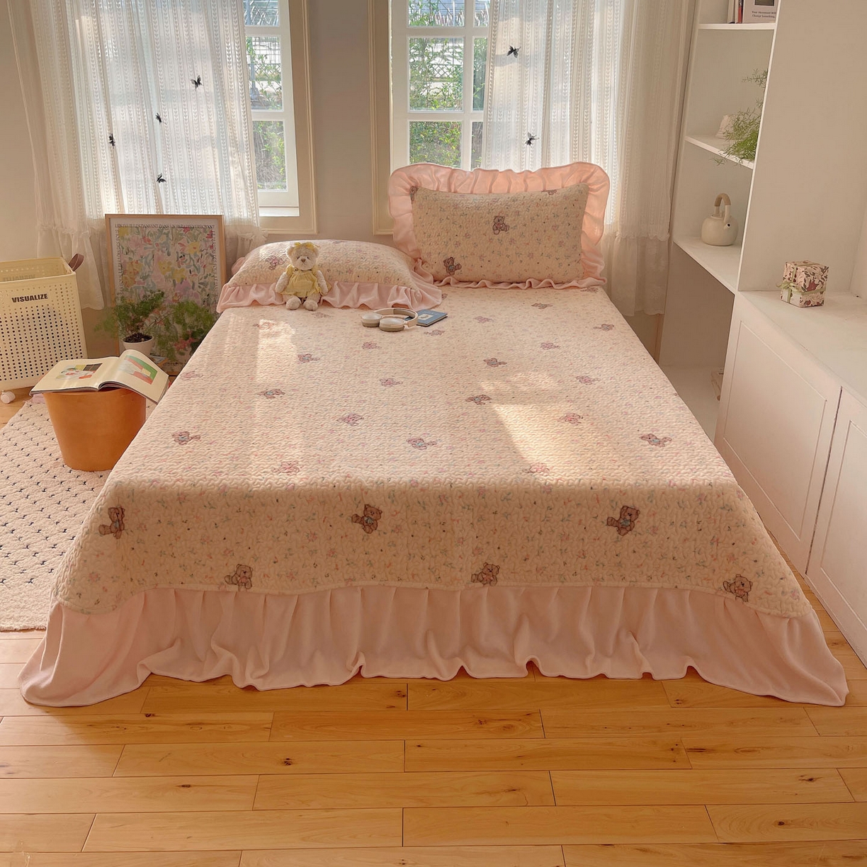 91家纺网 家纺一手货源 找家纺 红嘴企鹅 2025新款花边加厚牛奶绒单品床盖单件床盖三件套 萌萌熊