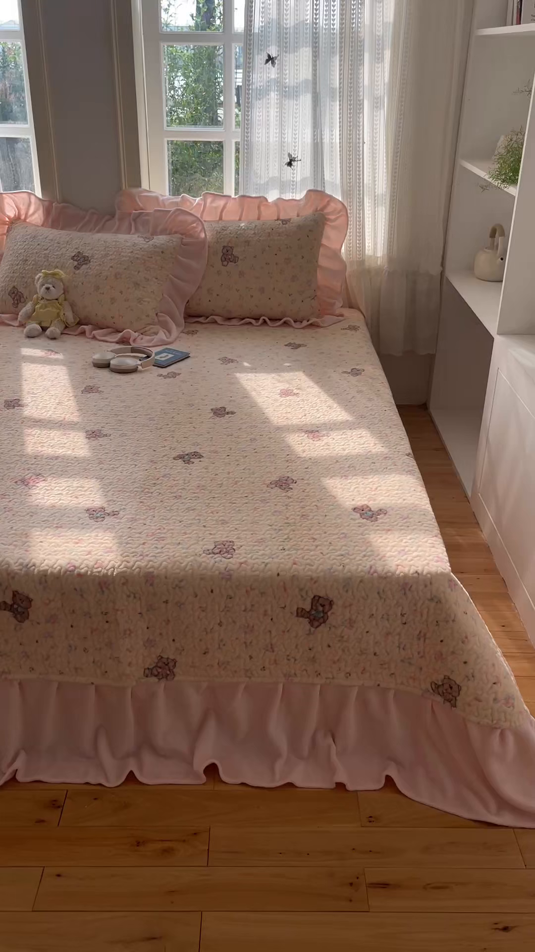 91家纺网 家纺一手货源 找家纺 红嘴企鹅 2025新款花边加厚牛奶绒单品床盖单件床盖三件套 萌萌熊