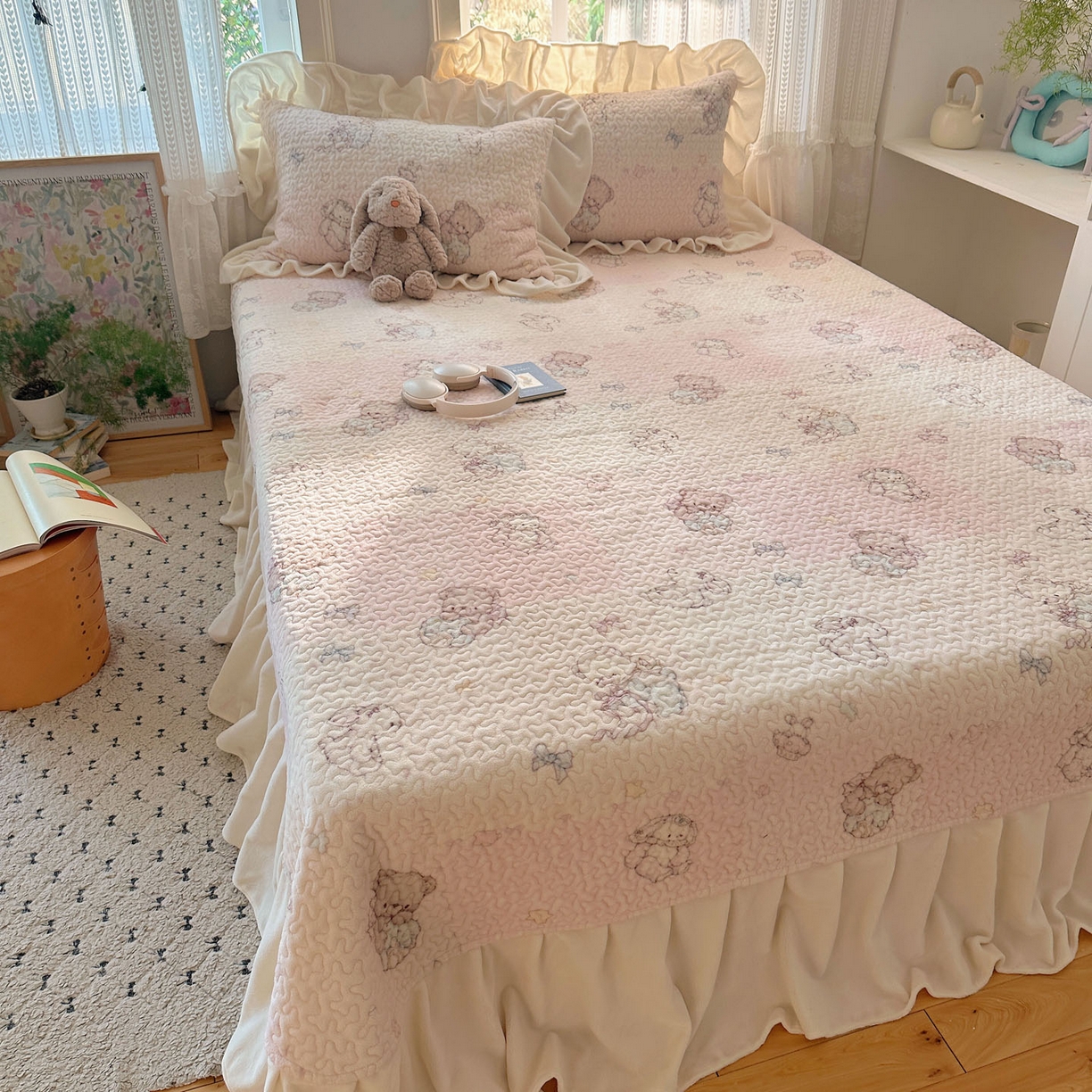 91家纺网 家纺一手货源 找家纺 红嘴企鹅 2025新款花边加厚牛奶绒单品床盖单件床盖三件套 梦幻小熊