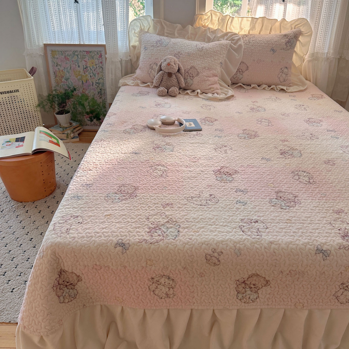 91家纺网 家纺一手货源 找家纺 红嘴企鹅 2025新款花边加厚牛奶绒单品床盖单件床盖三件套 梦幻小熊