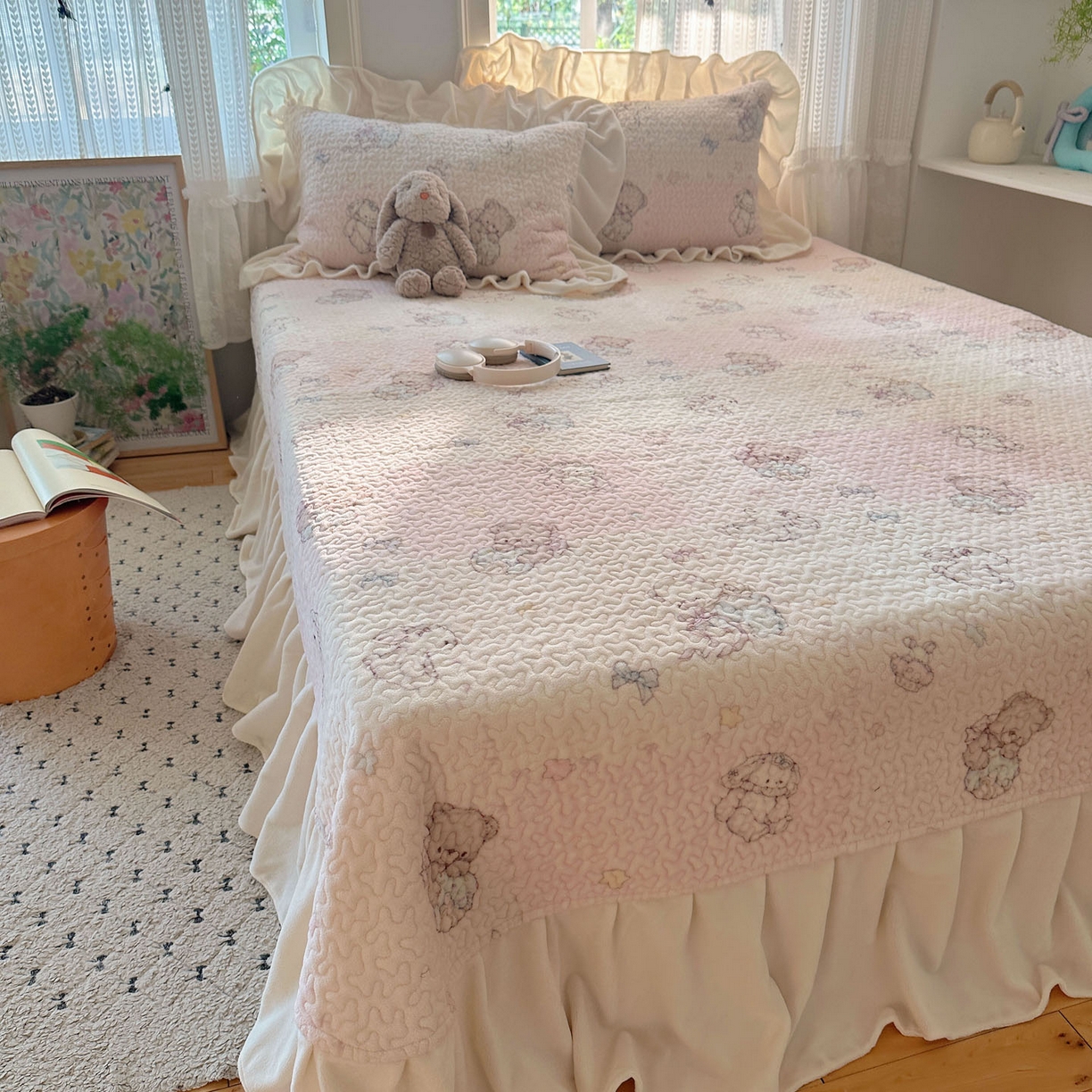 91家纺网 家纺一手货源 找家纺 红嘴企鹅 2025新款花边加厚牛奶绒单品床盖单件床盖三件套 梦幻小熊