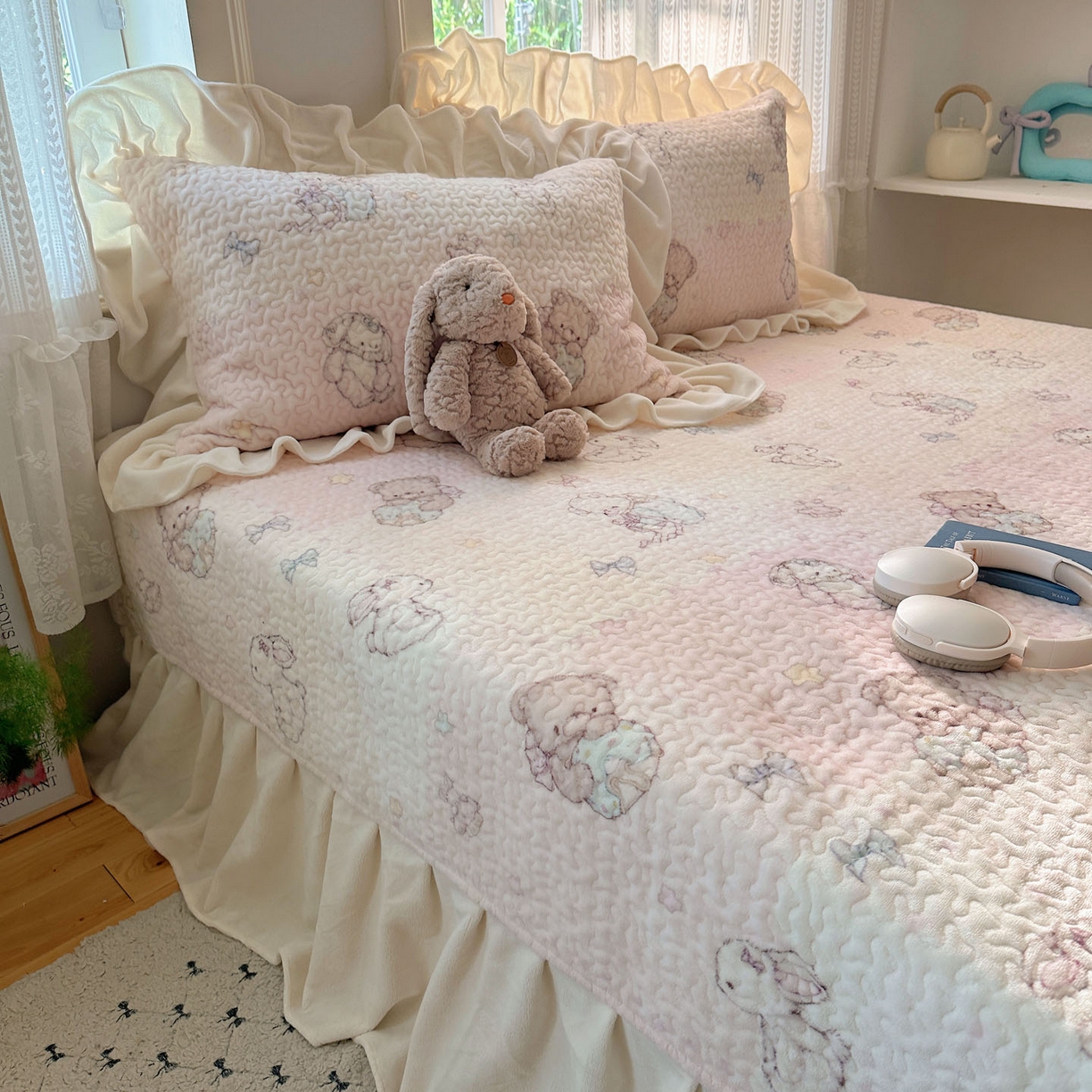 91家纺网 家纺一手货源 找家纺 红嘴企鹅 2025新款花边加厚牛奶绒单品床盖单件床盖三件套 梦幻小熊