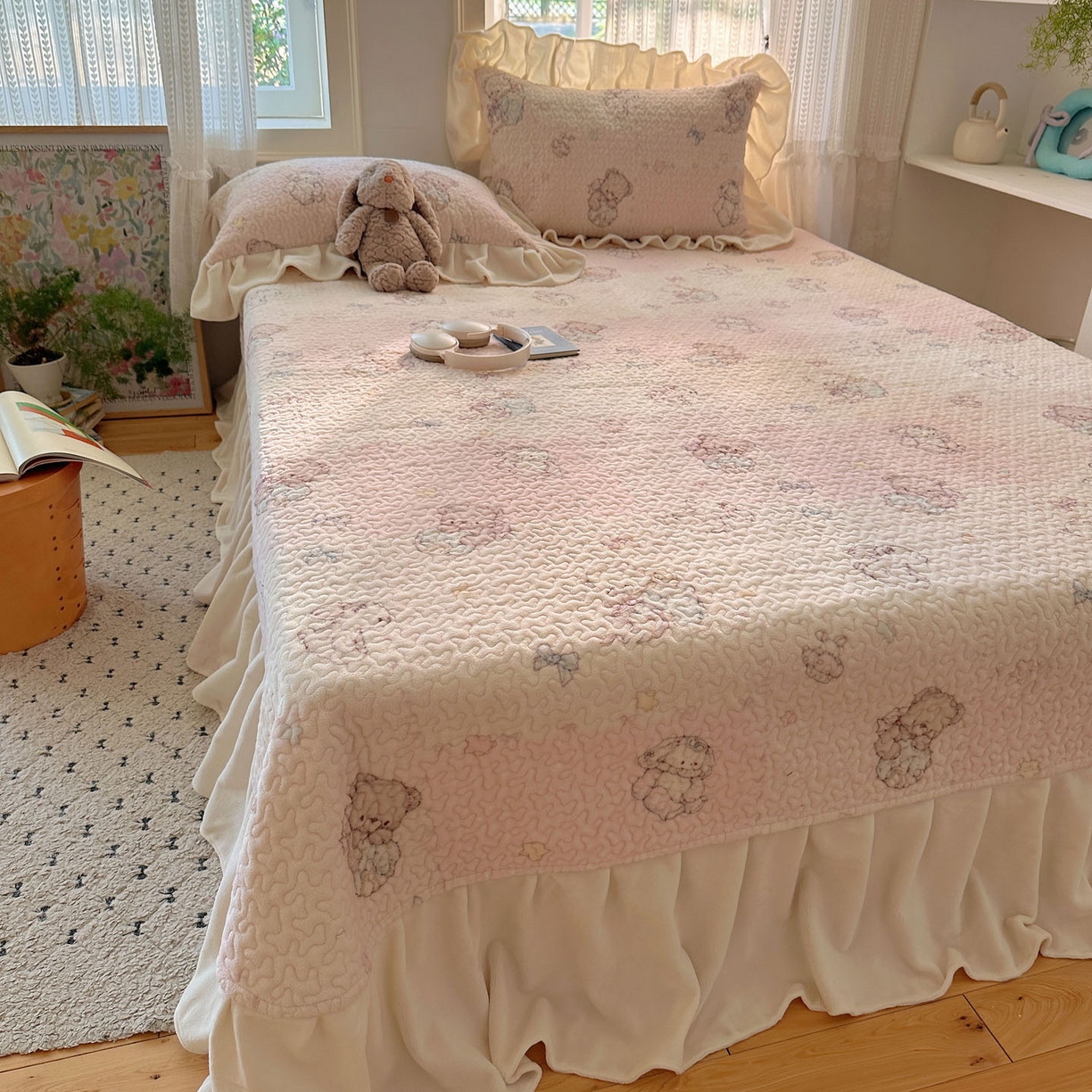 91家纺网 家纺一手货源 找家纺 红嘴企鹅 2025新款花边加厚牛奶绒单品床盖单件床盖三件套 梦幻小熊