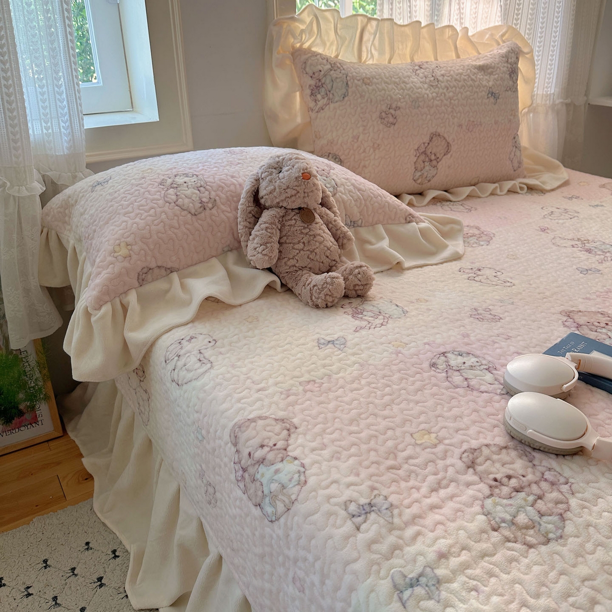 91家纺网 家纺一手货源 找家纺 红嘴企鹅 2025新款花边加厚牛奶绒单品床盖单件床盖三件套 梦幻小熊