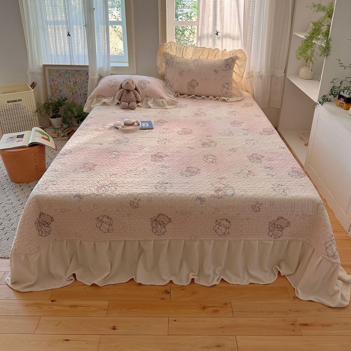 91家纺网 家纺一手货源 找家纺 红嘴企鹅 2025新款花边加厚牛奶绒单品床盖单件床盖三件套 梦幻小熊