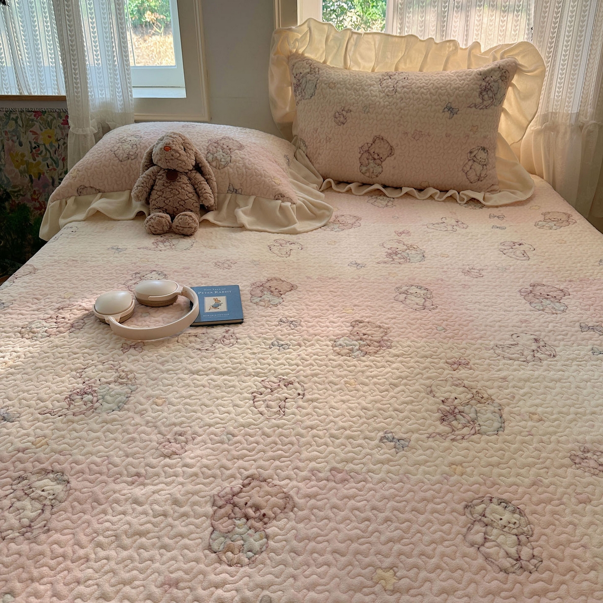 91家纺网 家纺一手货源 找家纺 红嘴企鹅 2025新款花边加厚牛奶绒单品床盖单件床盖三件套 梦幻小熊