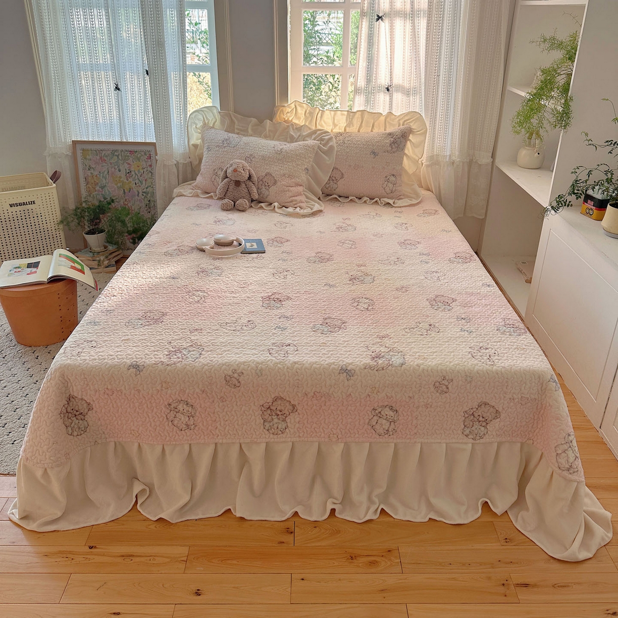 91家纺网 家纺一手货源 找家纺 红嘴企鹅 2025新款花边加厚牛奶绒单品床盖单件床盖三件套 梦幻小熊