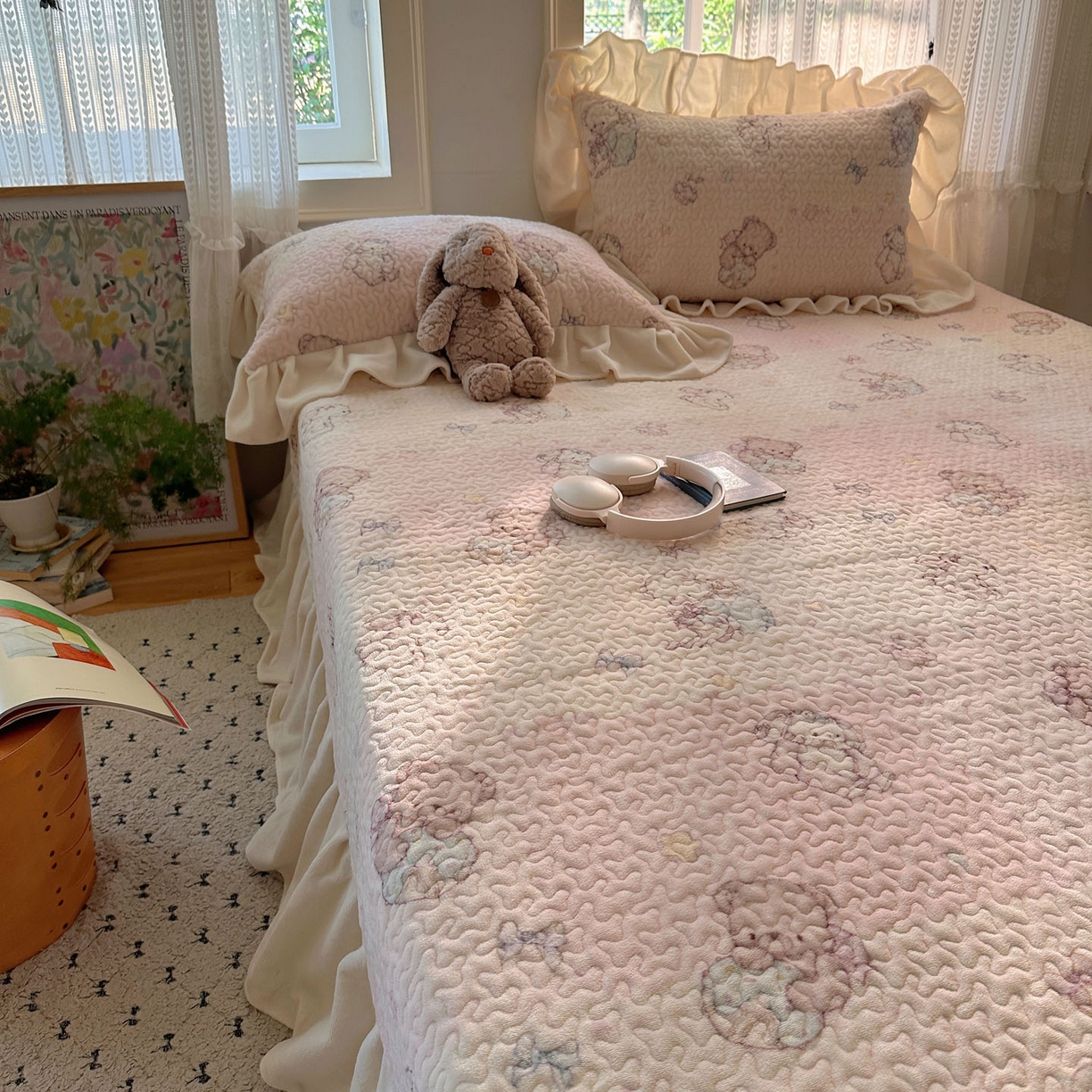 91家纺网 家纺一手货源 找家纺 红嘴企鹅 2025新款花边加厚牛奶绒单品床盖单件床盖三件套 梦幻小熊