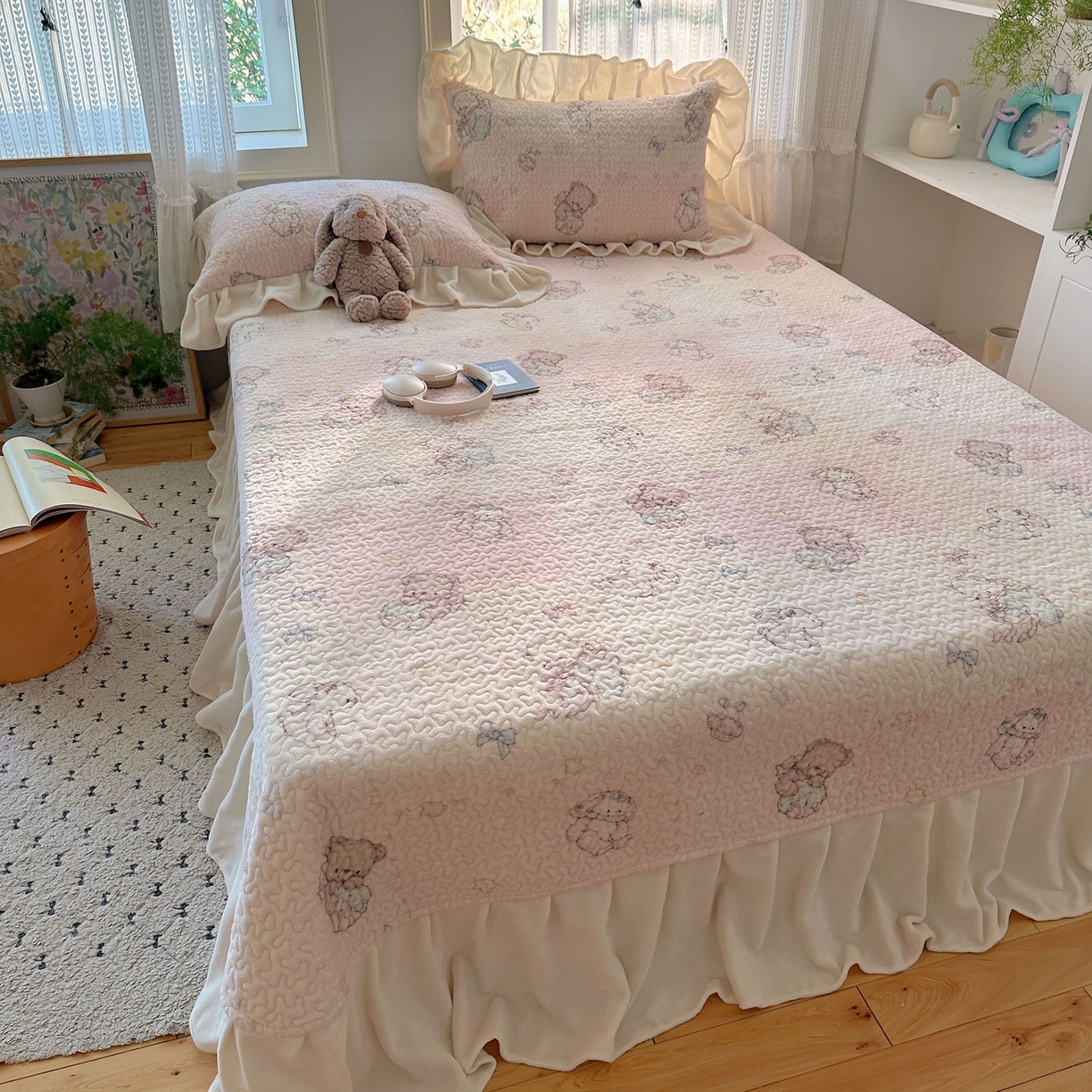 91家纺网 家纺一手货源 找家纺 红嘴企鹅 2025新款花边加厚牛奶绒单品床盖单件床盖三件套 梦幻小熊