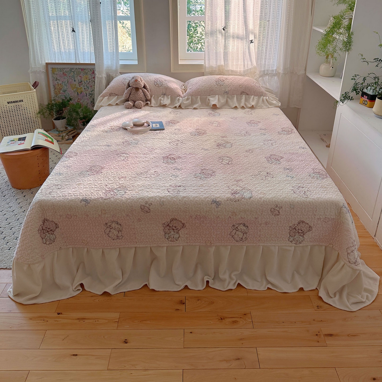 91家纺网 家纺一手货源 找家纺 红嘴企鹅 2025新款花边加厚牛奶绒单品床盖单件床盖三件套 梦幻小熊