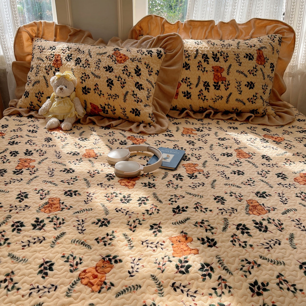 91家纺网 家纺一手货源 找家纺 红嘴企鹅 2025新款花边加厚牛奶绒单品床盖单件床盖三件套 摩卡熊