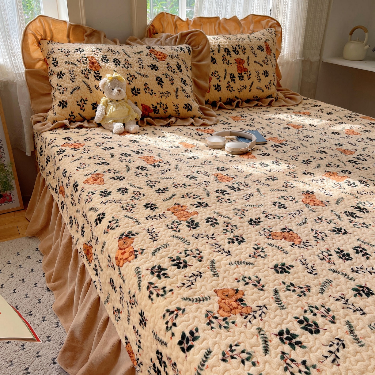 91家纺网 家纺一手货源 找家纺 红嘴企鹅 2025新款花边加厚牛奶绒单品床盖单件床盖三件套 摩卡熊