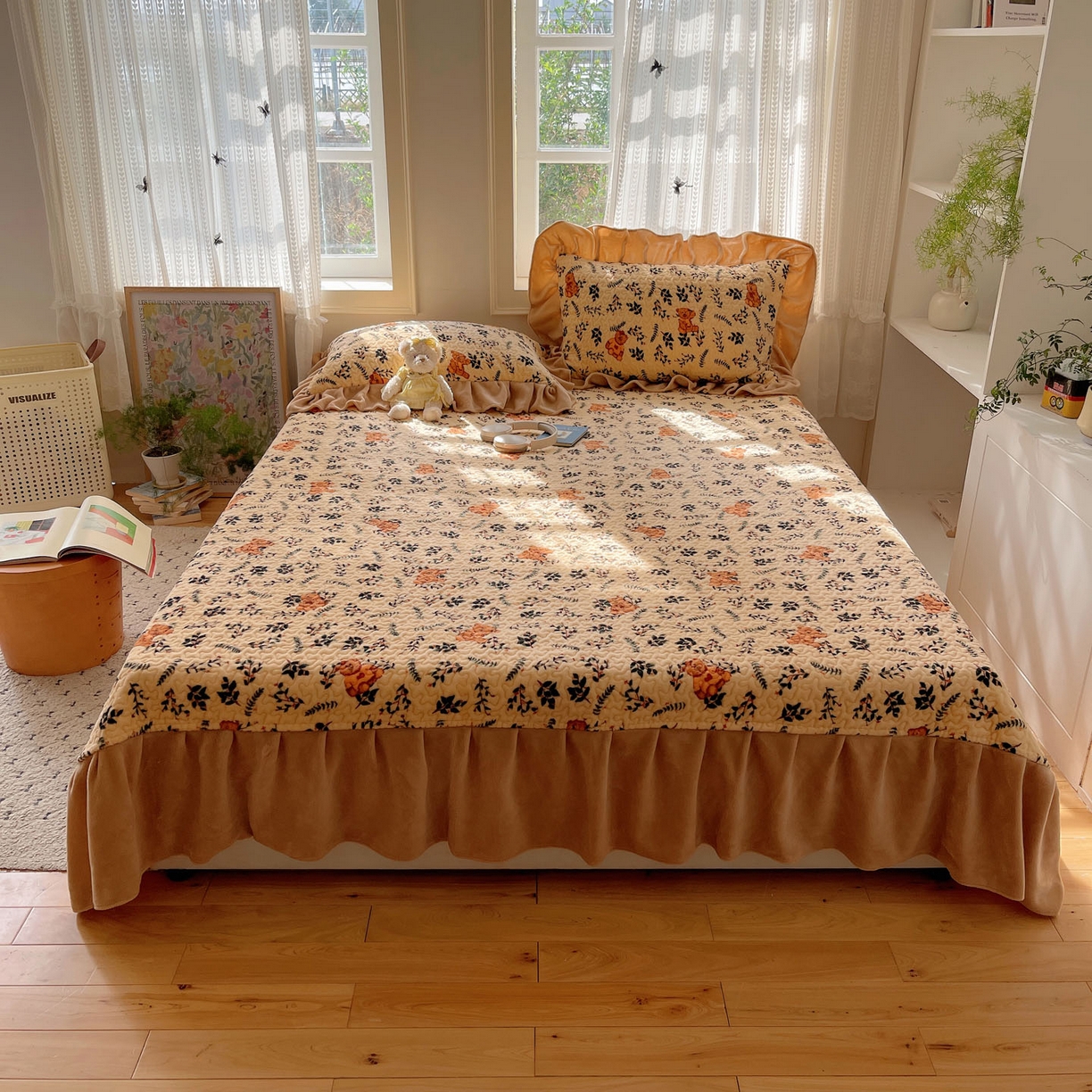 91家纺网 家纺一手货源 找家纺 红嘴企鹅 2025新款花边加厚牛奶绒单品床盖单件床盖三件套 摩卡熊