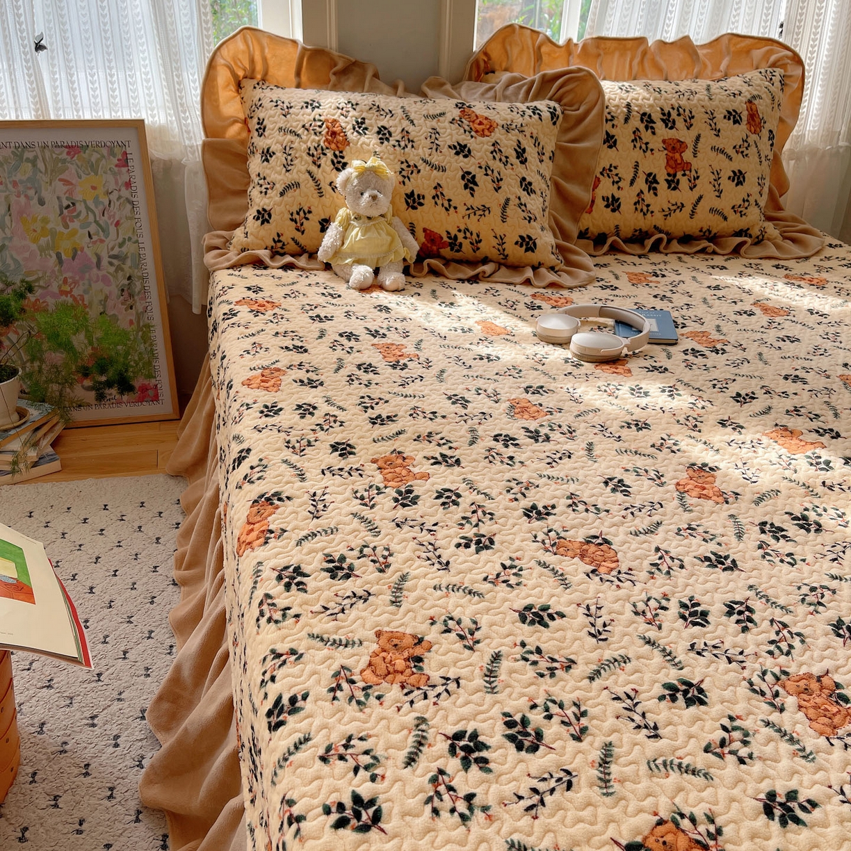 91家纺网 家纺一手货源 找家纺 红嘴企鹅 2025新款花边加厚牛奶绒单品床盖单件床盖三件套 摩卡熊