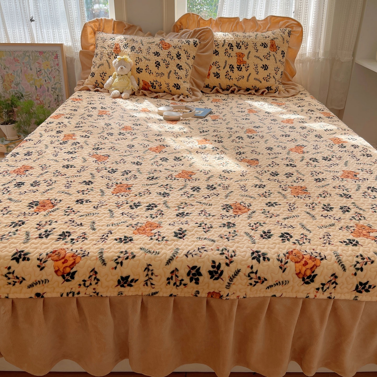 91家纺网 家纺一手货源 找家纺 红嘴企鹅 2025新款花边加厚牛奶绒单品床盖单件床盖三件套 摩卡熊